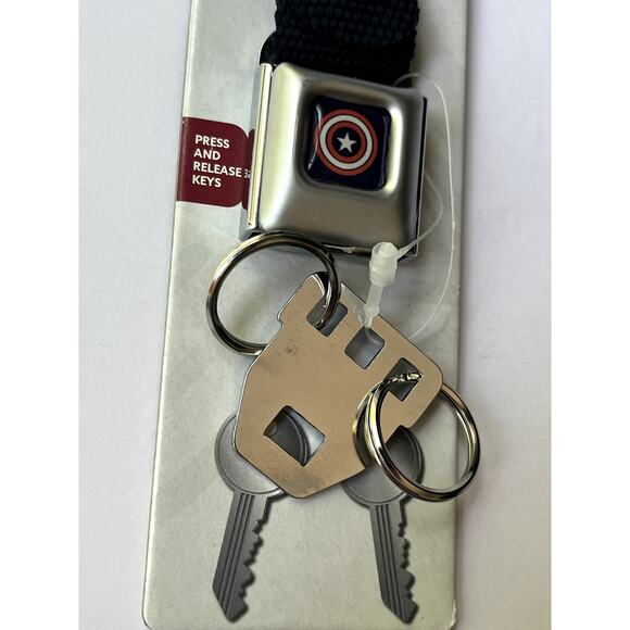 Captain America Buckle-Down Seat Belt Release Keychain - Picture 4 of 8